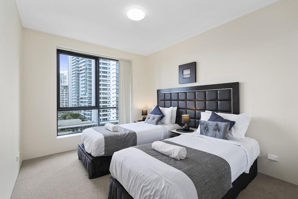 Mantra Broadbeach On The Park Gold Coast Exterior photo